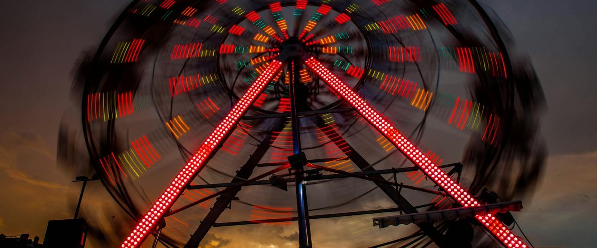 Dynamic geometric pattern showing growth and forward motion